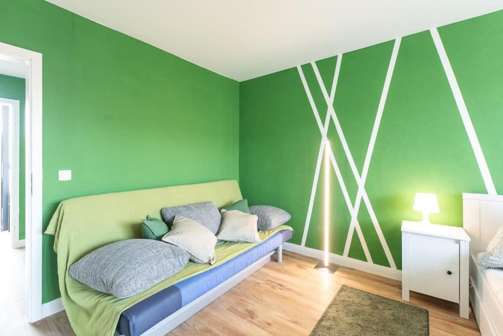 Nature Inspiration Apartment With Balcony & Grill Bbq In Duisburg Mitte Central Station 10 Mins & Big Tv With Photo Lights Dış mekan fotoğraf