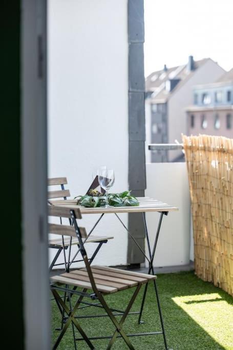 Nature Inspiration Apartment With Balcony & Grill Bbq In Duisburg Mitte Central Station 10 Mins & Big Tv With Photo Lights Dış mekan fotoğraf